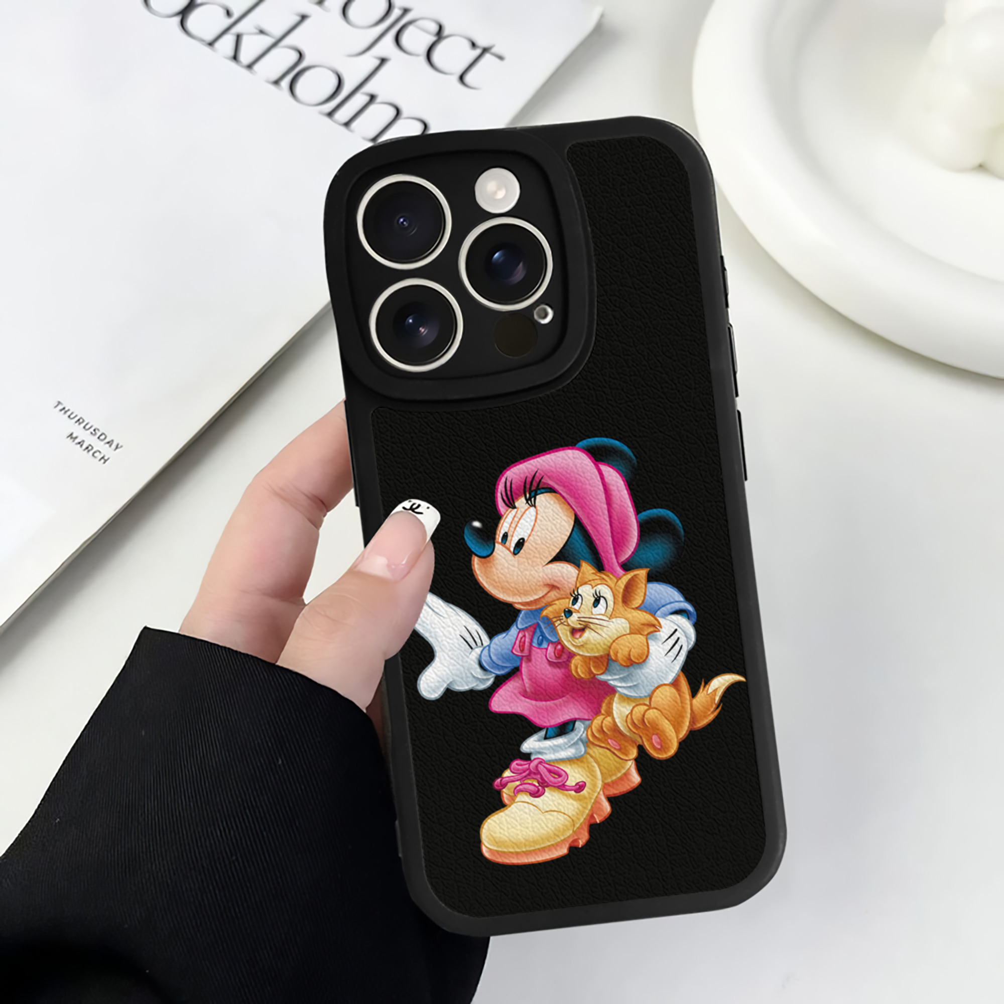 （画像用） ミッキーマウス Mickey Mouse 【iPhone 16シリーズ対応】シリコンスマホケース（レザー調） 材質：シリコン